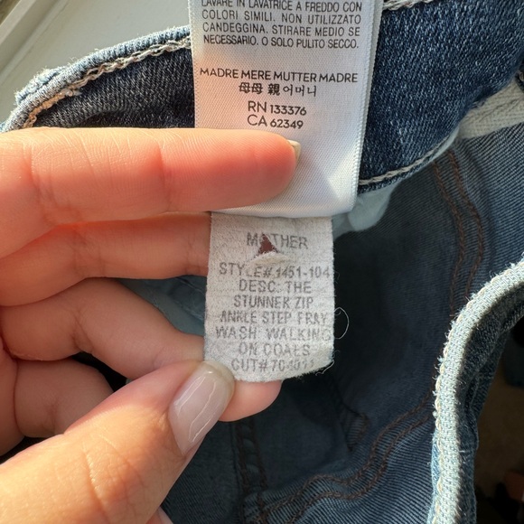 MOTHER The Stunner Zip Ankle Step Fray Jeans Size 26 - Picture 9 of 13